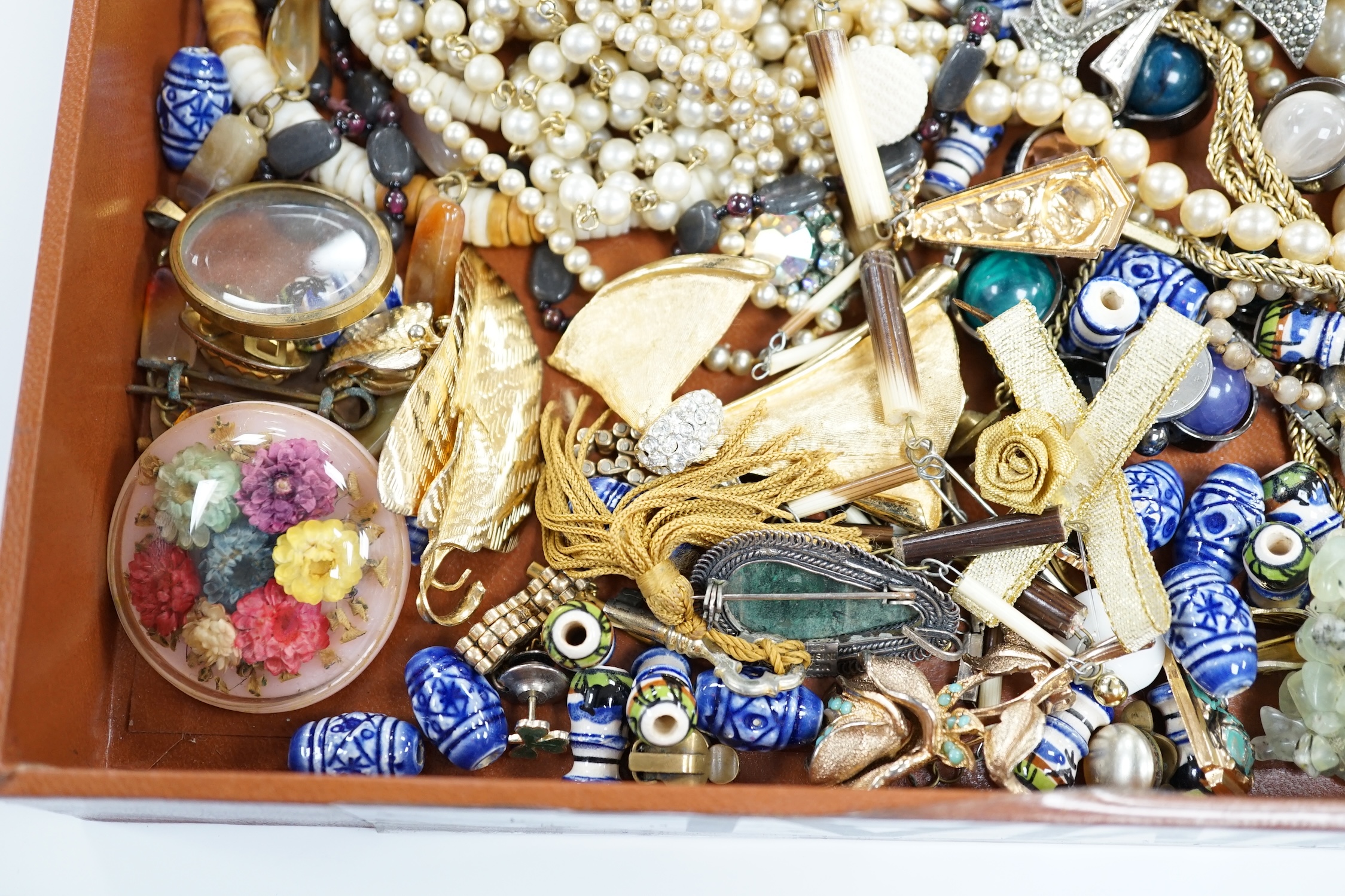 A quantity of assorted costume jewellery, including agate necklace and yellow metal and seed pearl brooch.